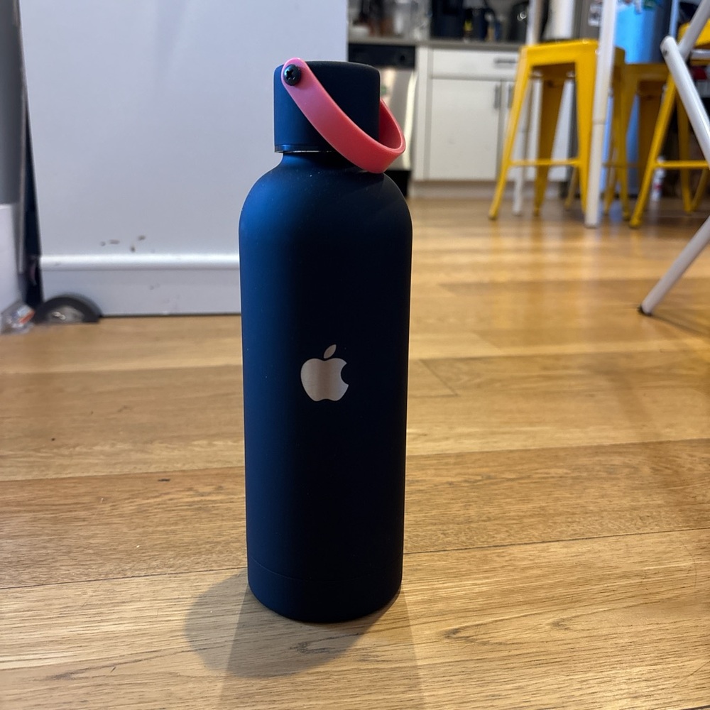 Apple Matte Black Water Bottle 17-oz